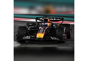 1:64 Max Verstappen Winner Abu Dhabi 2025 (with pit board)
