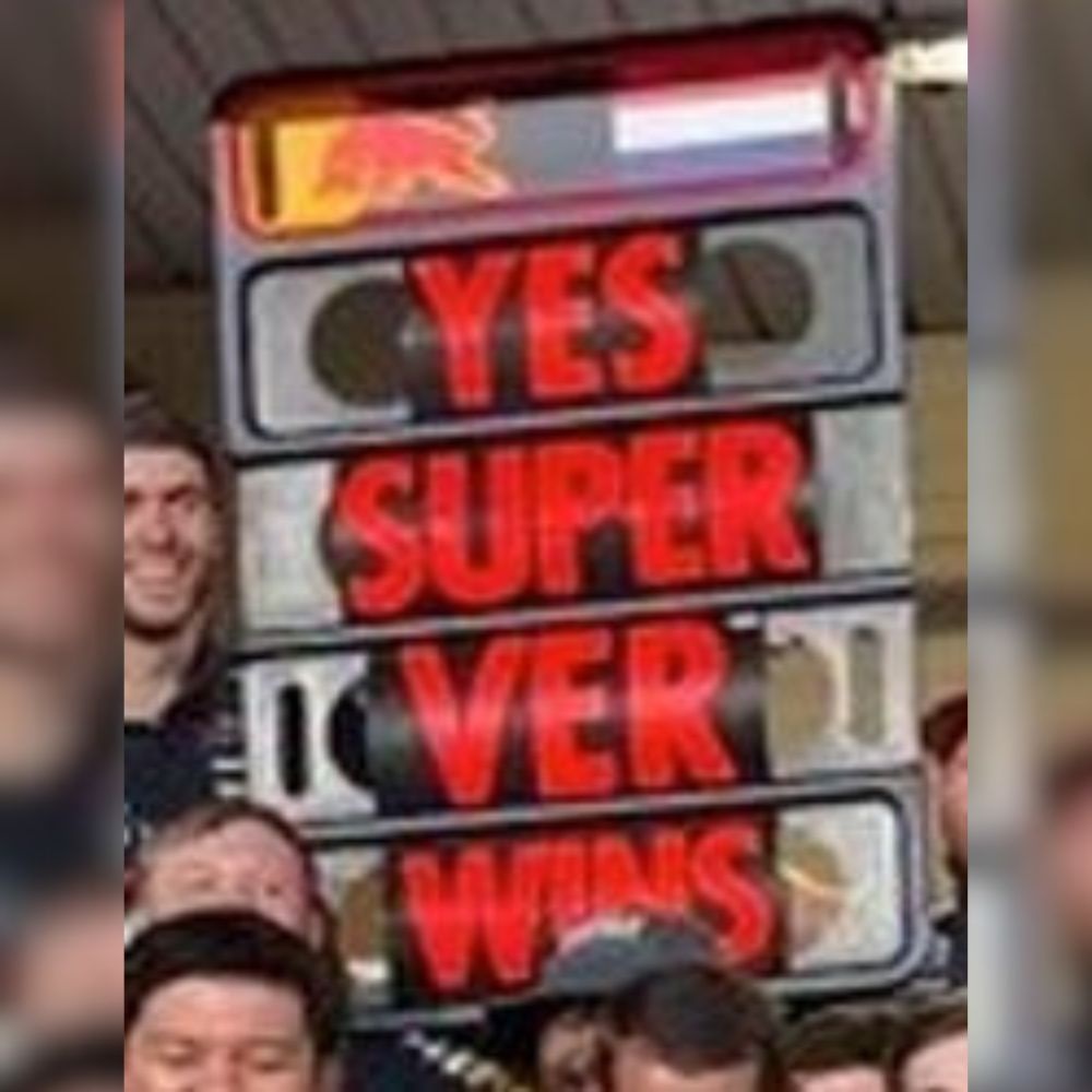 1:64 Max Verstappen Red Bull Racing F1 Winner Abu Dhabi 2025 (with pit board) - Spark Models