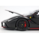 1:18 Ferrari LaFerrari (2013) Matt zwart met rode strepen Fernando Alonso echte carbon base  - met display case - BBR Models