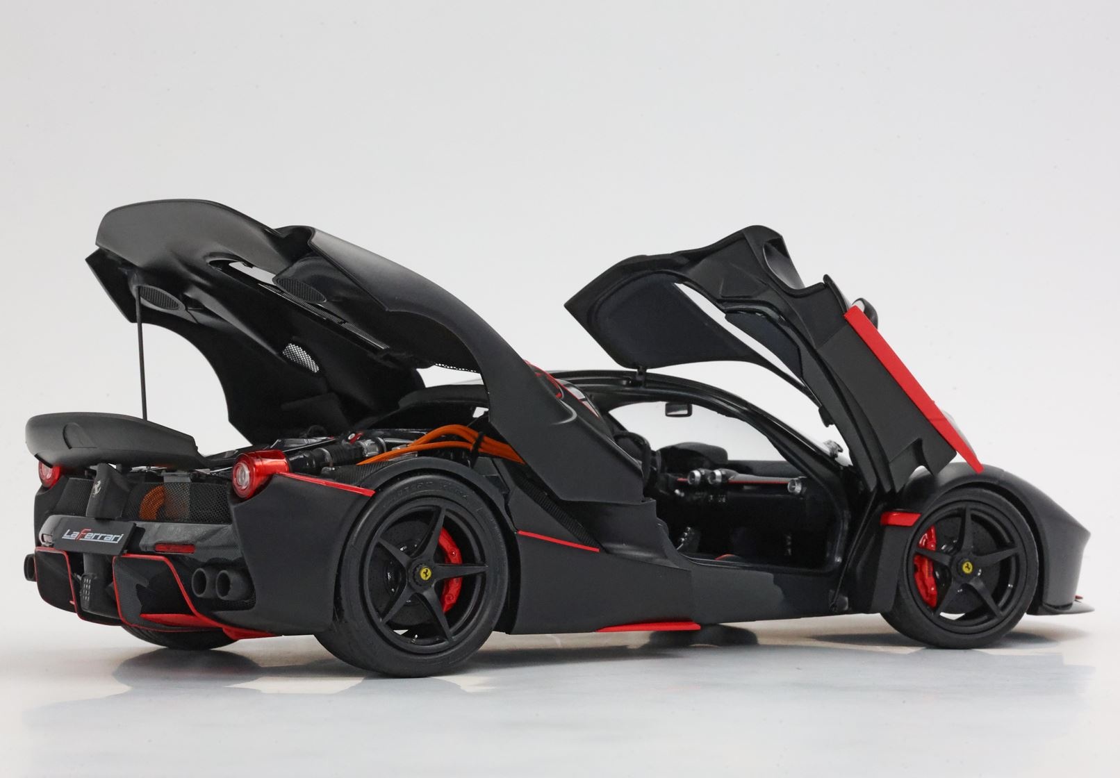 1:18 Ferrari LaFerrari (2013) Matt black with red stripes (Fernando Alonso) real carbon base - display case included - BBR Models
