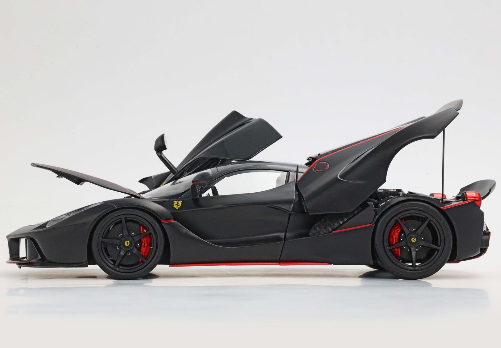 1:18 Ferrari LaFerrari (2013) Matt black with red stripes (Fernando Alonso) real carbon base - display case included - BBR Models
