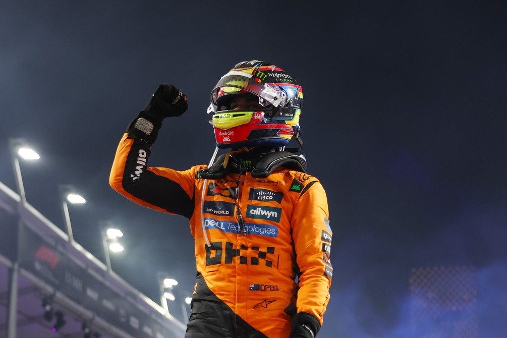 1:2 Helmet Oscar Piastri – McLaren F1 2025 | No. 81 | Official Replica - Bell Helmets