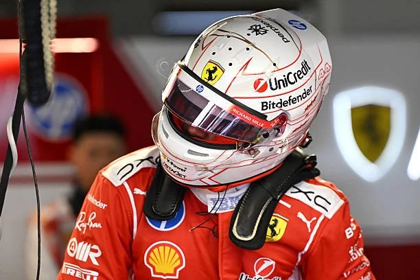 1:5 Lewis Hamilton Scuderia Ferrari HP - GP Japan 2026 Helm - Looksmart