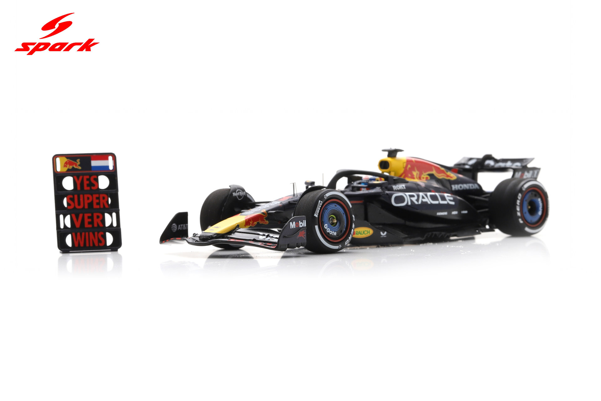 1:43 Max Verstappen Red Bull Racing F1 Winner Abu Dhabi 2025 (with pit board) - Spark Models