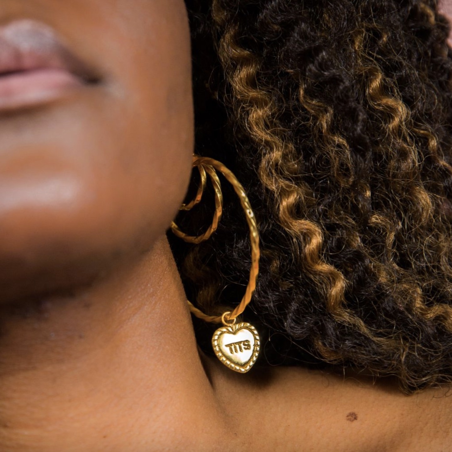 T.I.T.S. TWIST EARRING HOOP SMALL GOLD