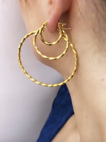 T.I.T.S. TWIST HOOP OORBEL MEDIUM GOUD