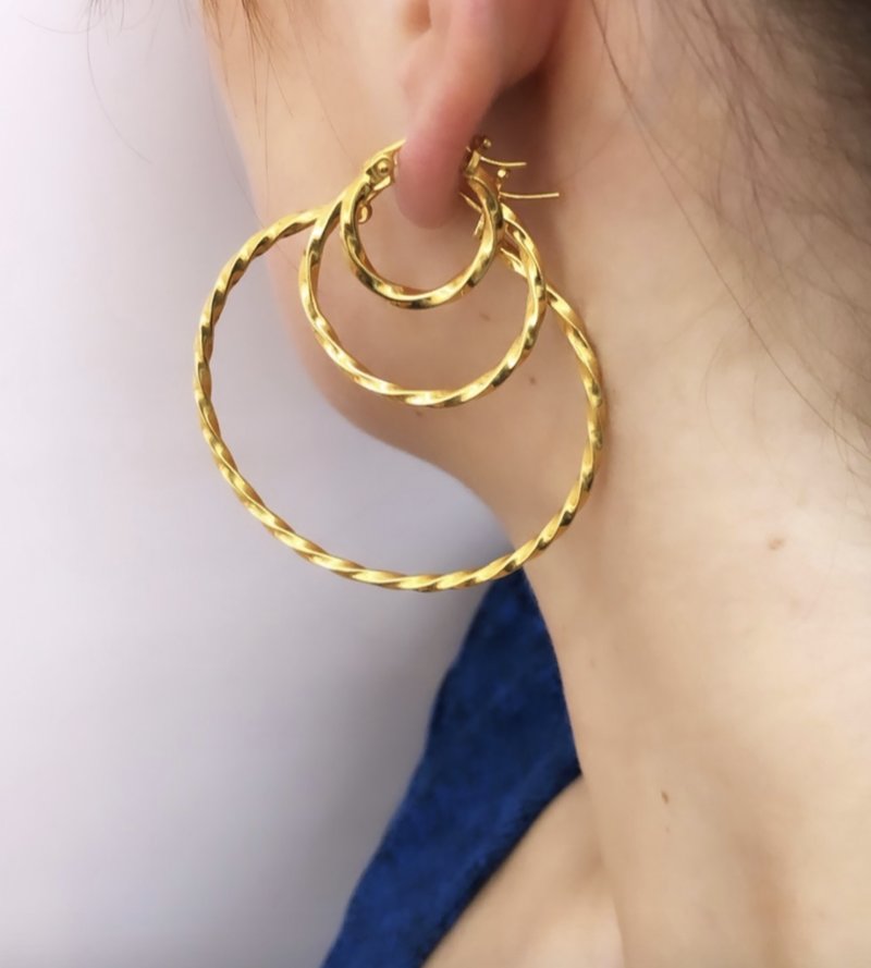 T.I.T.S. TWIST HOOP EARRING MEDIUM GOLD