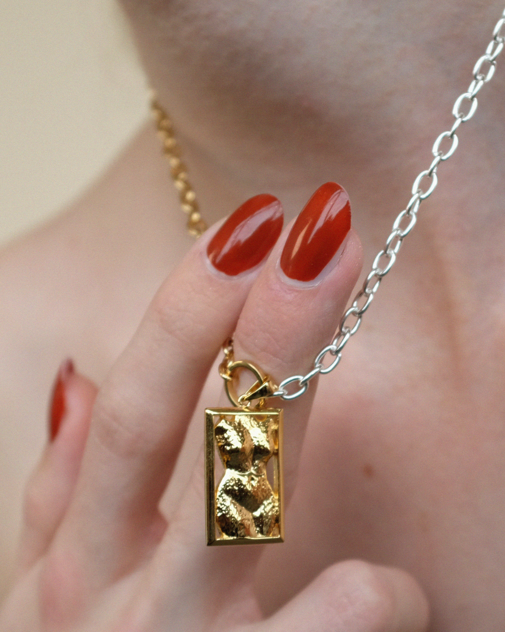 T.I.T.S. FRAMED BODY PENDANT GOLD