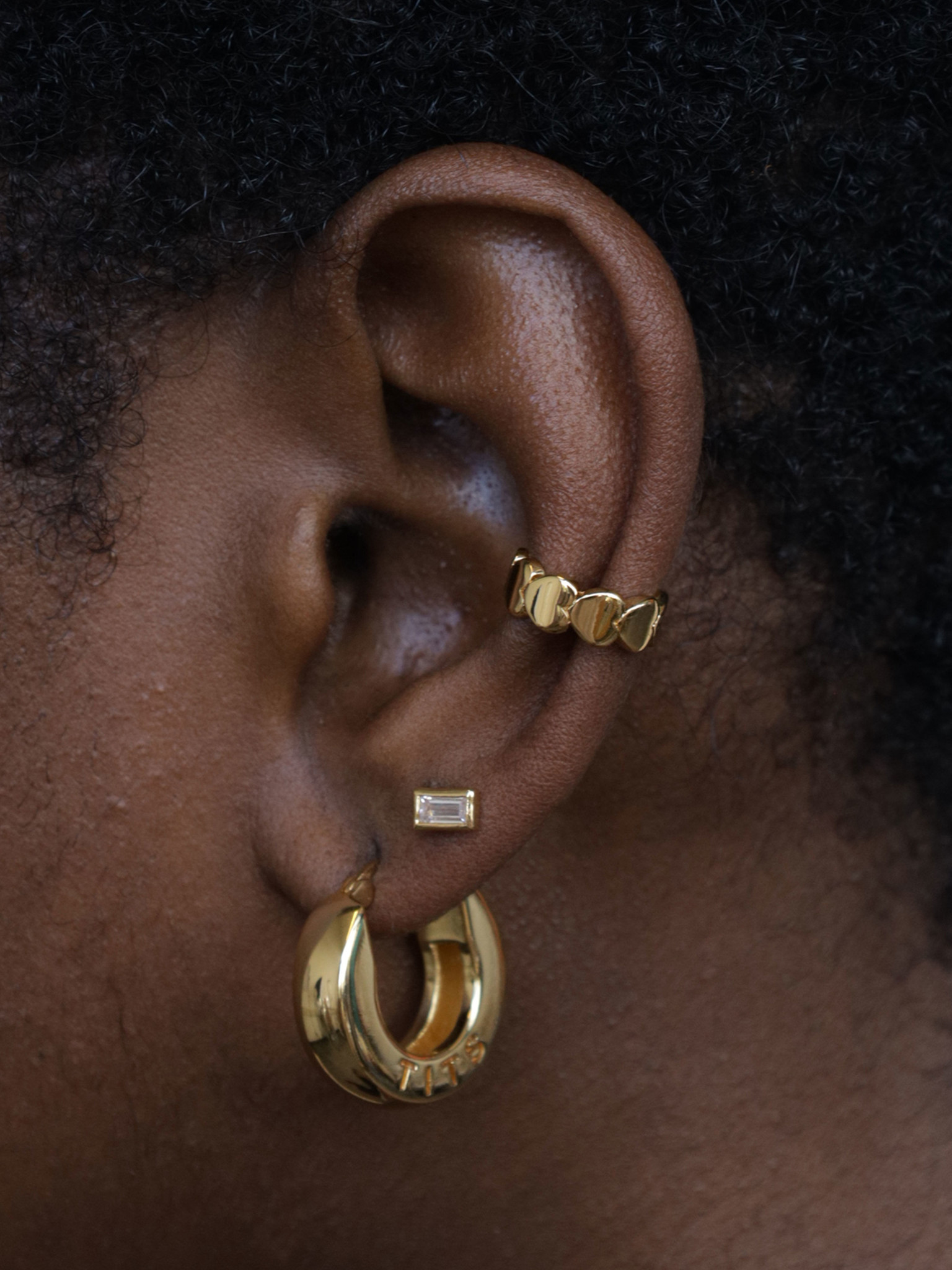 T.I.T.S. TITS LOGO HOOP EARRING GOLD