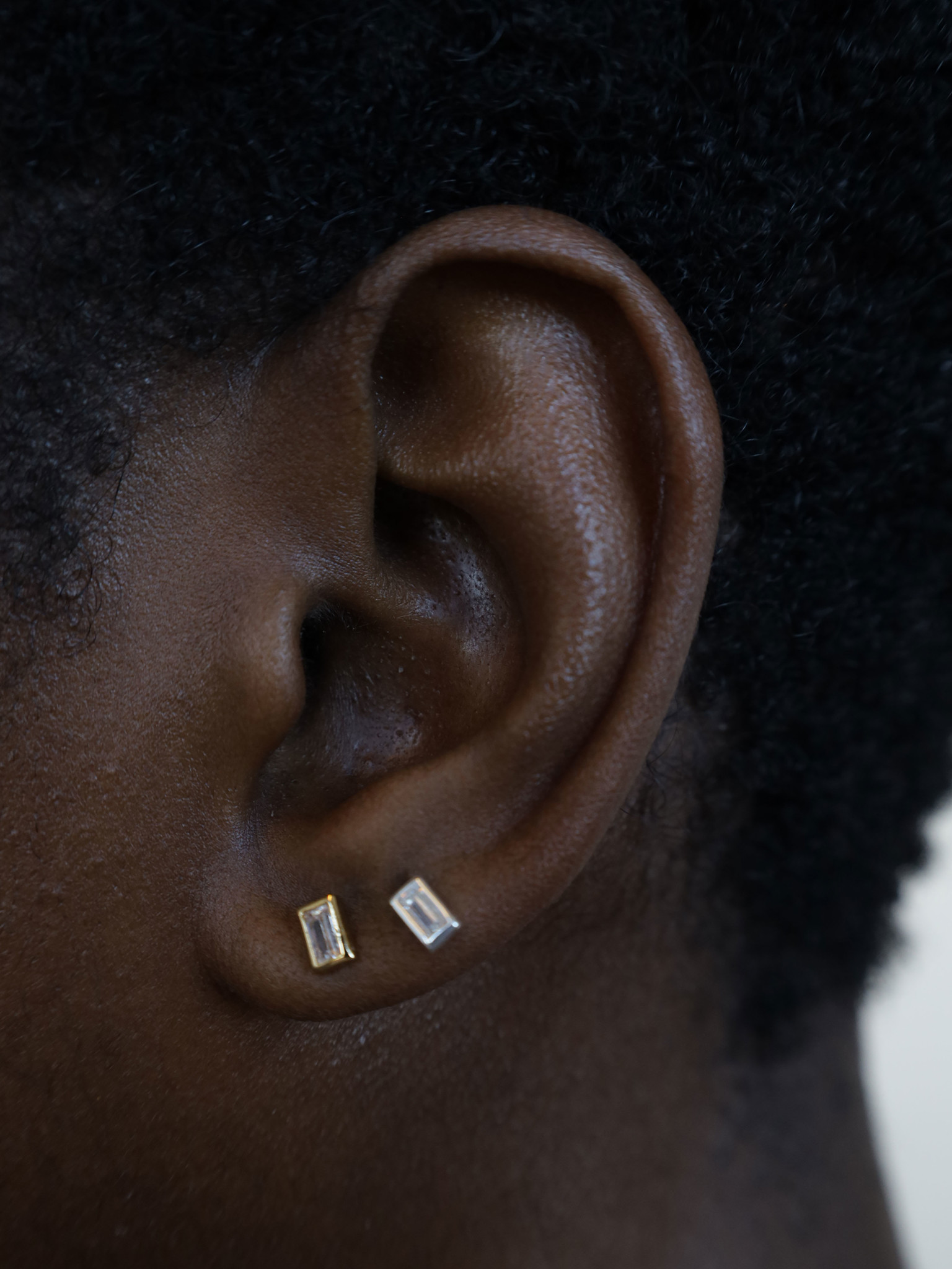 T.I.T.S. CRYSTAL BAGUETTE STUD GOLD