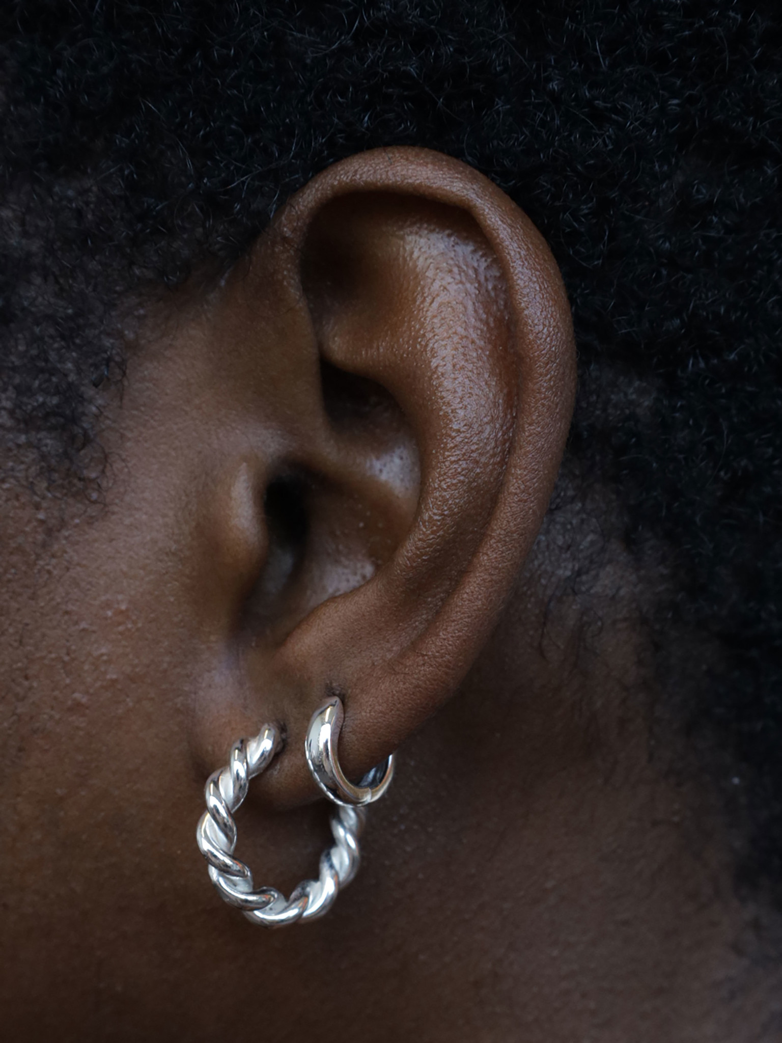 T.I.T.S. TWIRL HOOP EARRING SILVER