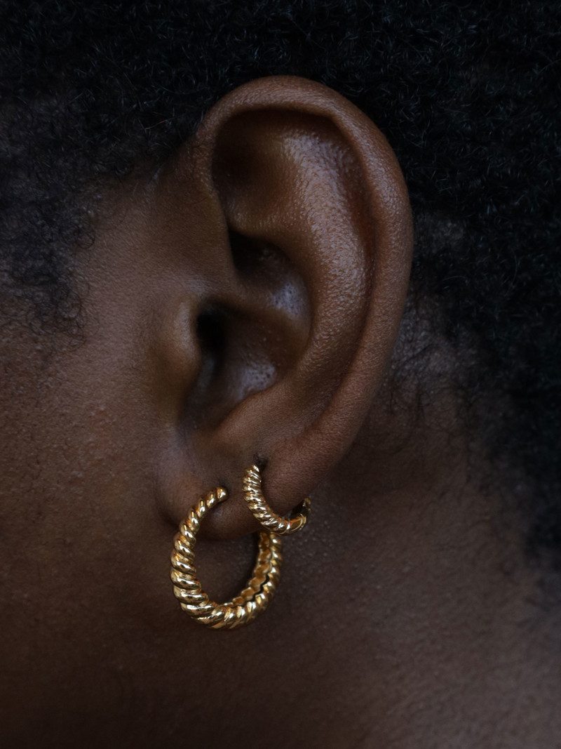 T.I.T.S. CROISSANT HOOP EARRING GOLD