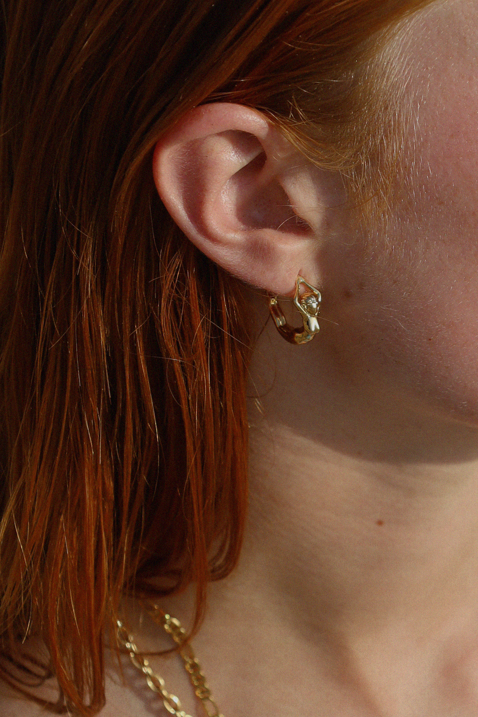T.I.T.S. BODY HOOP EARRING GOLD