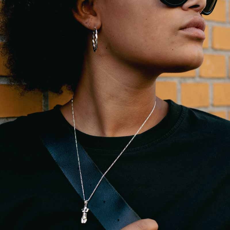 T.I.T.S. TWIST HOOP EARRING MEDIUM SILVER