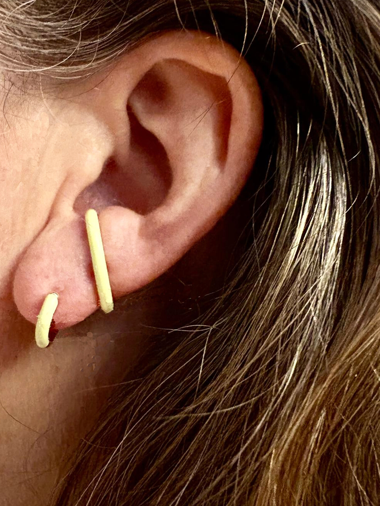 Embrace Oorbel Enamel Zachtgeel Goud