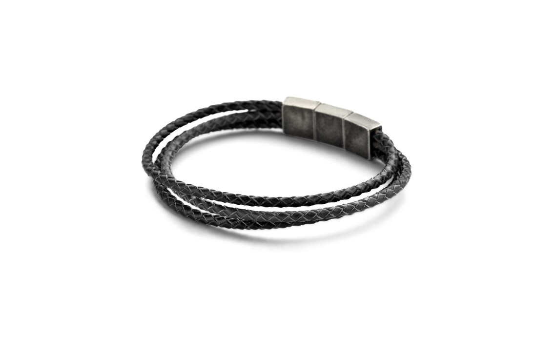 Multicolor leather bracelet with steel element