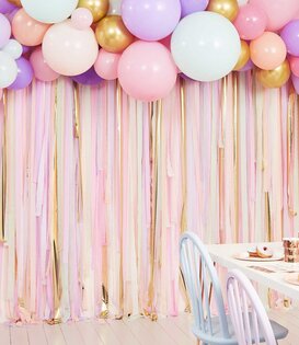 Pastel ballonnenboog met streamer