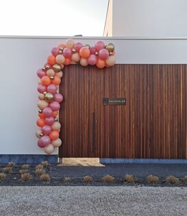 Ballonnendecoratie tegen gevel