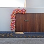 Ballonnendecoratie tegen gevel