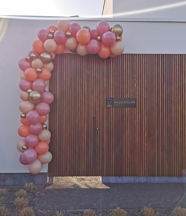 Ballonnendecoratie tegen gevel