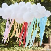 Ballonnenboog met regenboog steamers
