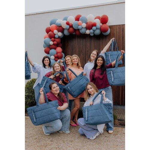 Ballonnenboog in rood, blauw en wit bij een bedrijfsevent