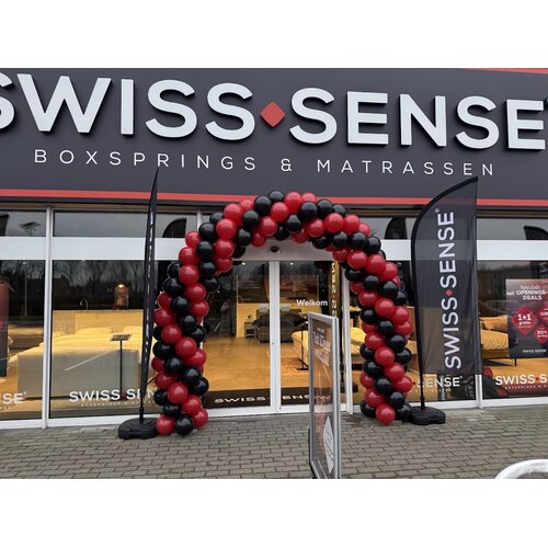 Ballonnenboog in zwart en rood bij de opening van Swiss Sense