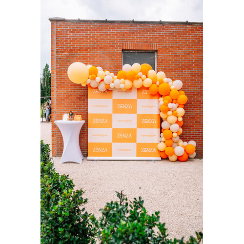 Ballondecoratie in oranje tinten bij een ZENZA bedrijfsevent