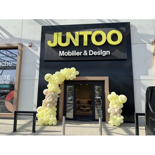 Gele ballonnenbogen bij de opening van JUNTOO Mobilier & Design