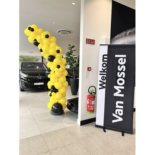 Gele en zwarte ballondecoratie bij Van Mossel