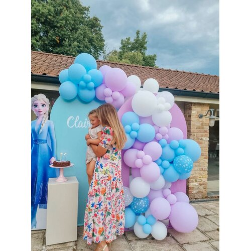 Frozen-thema ballondecoratie voor een kinderverjaardag