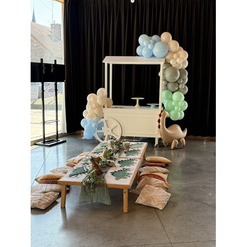 Ballondecoratie bij een snoepkarretje op een kinderfeestje