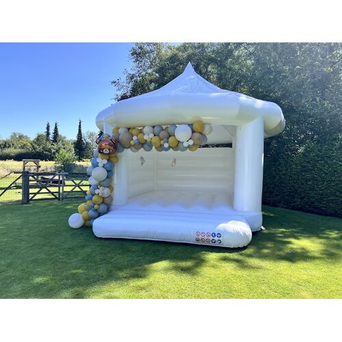 Ballonnenboog bij een springkasteel op een kinderfeestje