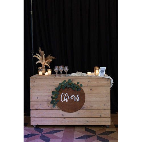 Trouwdecoratie met kaarsen en bloemen