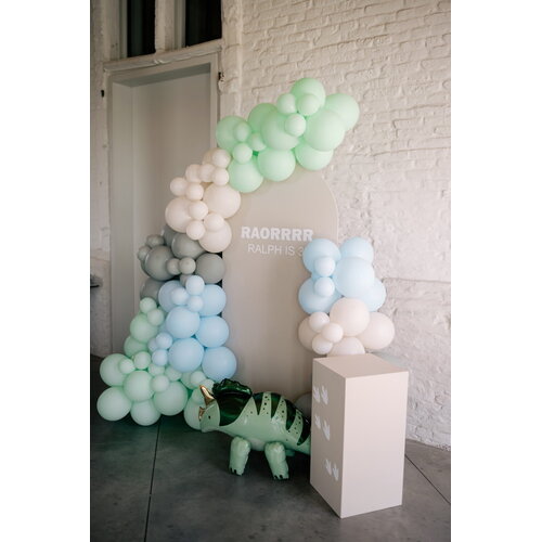 Ballondecoratie in roze tinten bij een springkasteel