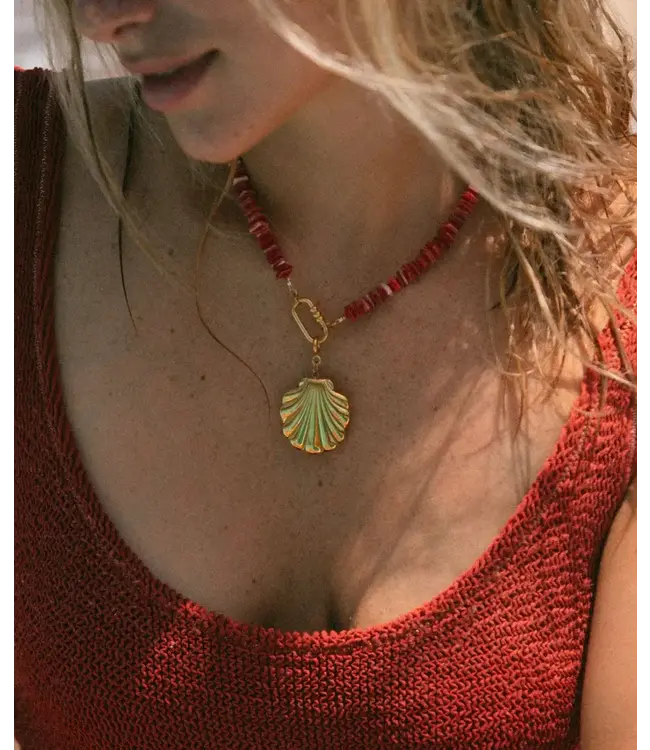 Le Veer Golden Scallop Charm