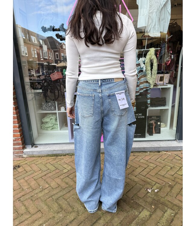 Cut Out Barrel Jeans - Blue