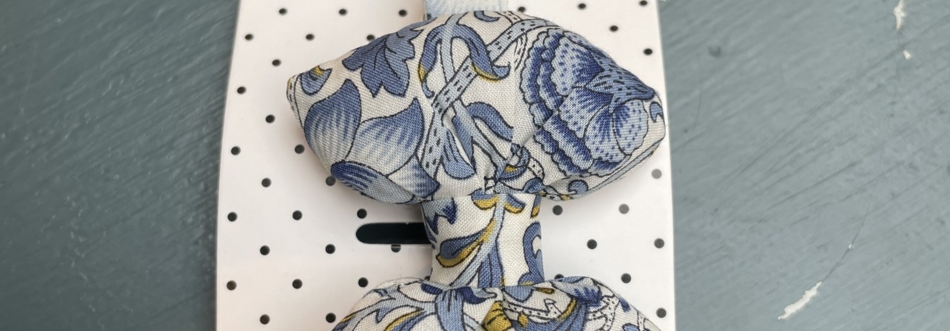 Liberty hair bow on aligator Lodden
