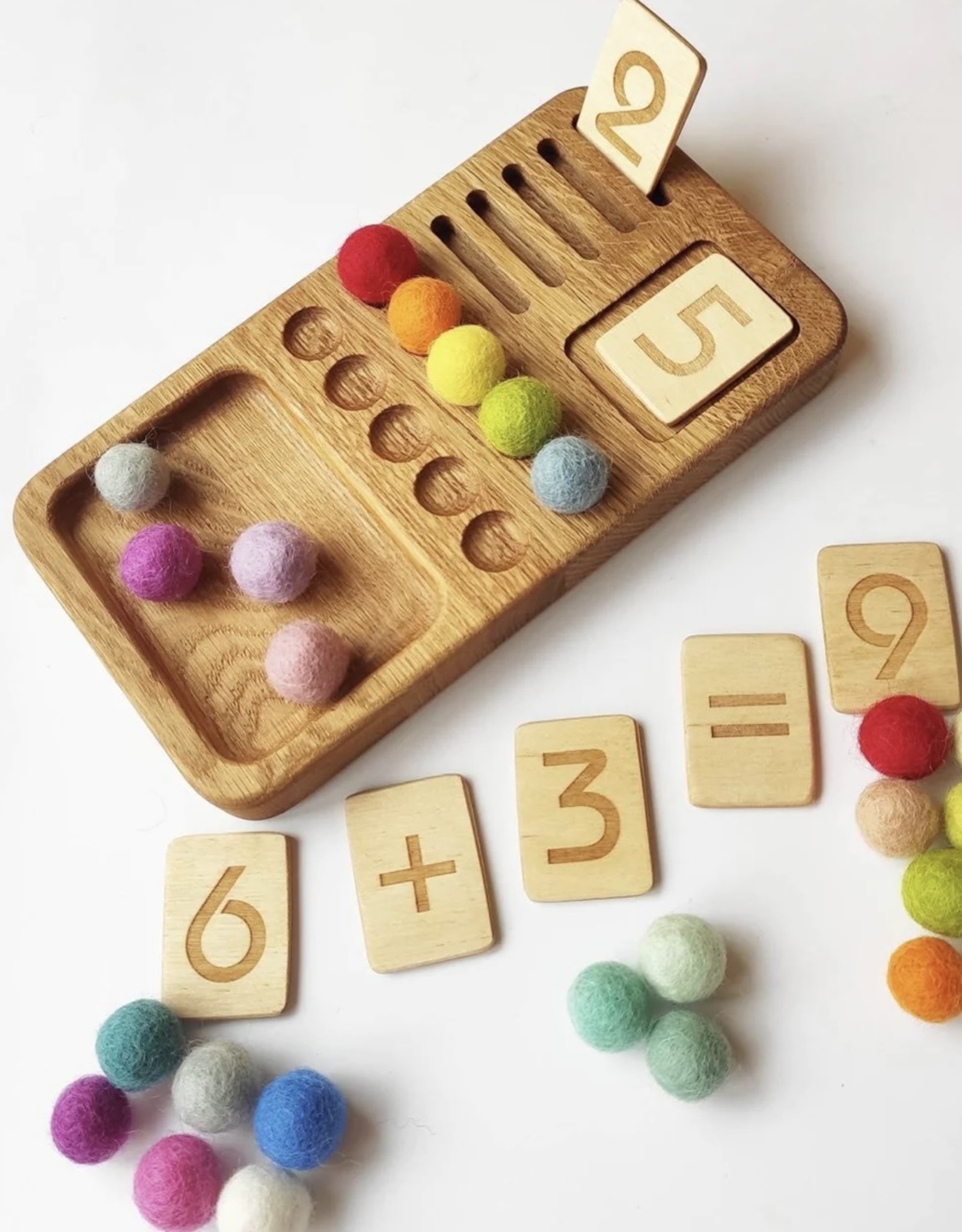 Wiskunde bord met kaartjes en vilten bolletjes