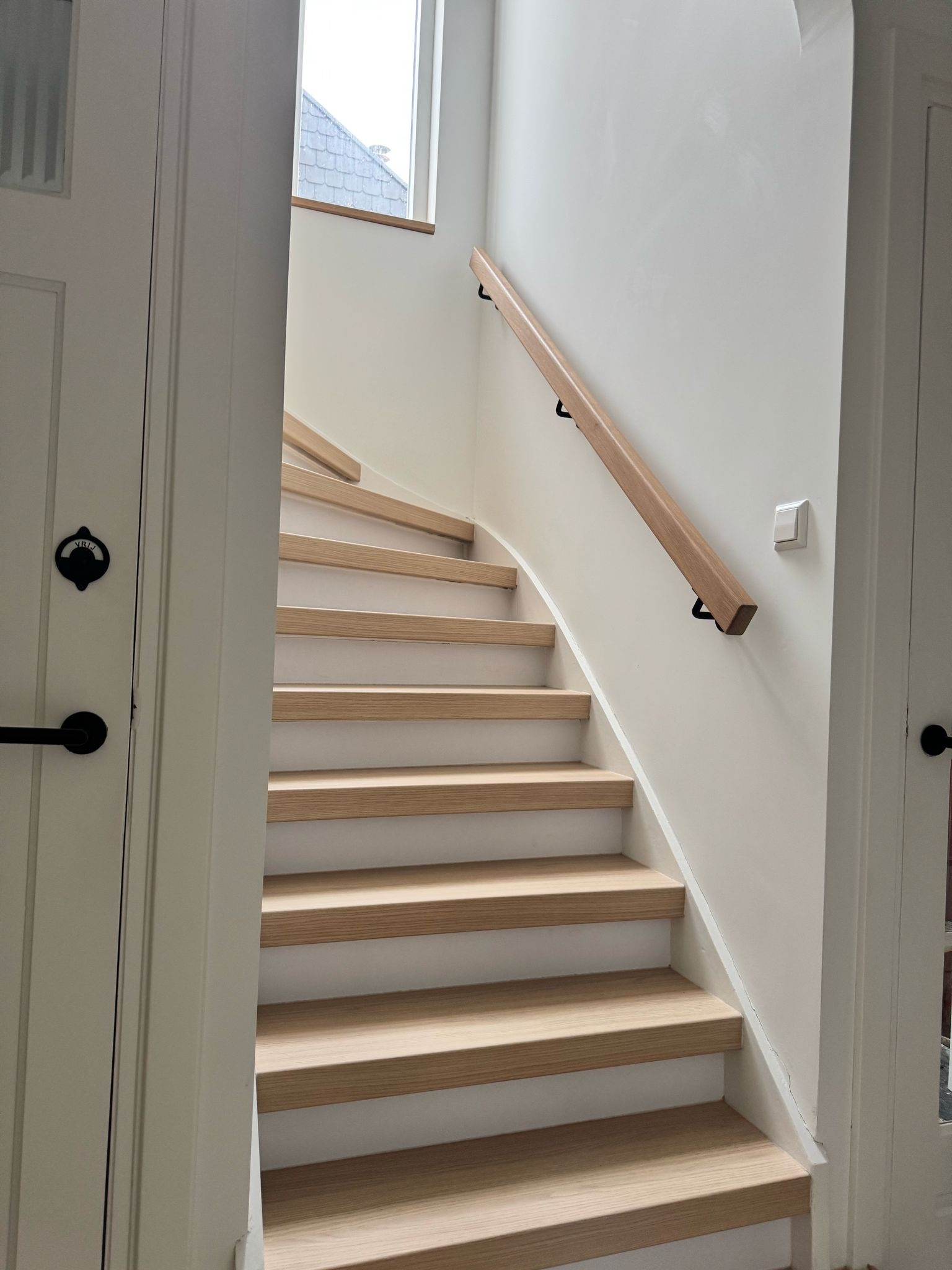 Hoe integreer je een trapleuning met een traprenovatiesysteem zonder beschadigingen? 