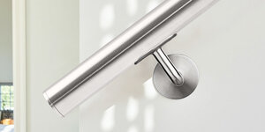 Welke onderhoudsroutine helpt om metalen trapleuningen krasvrij te houden? 