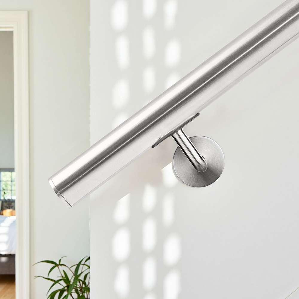 Welke onderhoudsroutine helpt om metalen trapleuningen krasvrij te houden? 