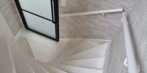 Hoe voorkom je strepen en druipers bij het verven van een trapleuning?