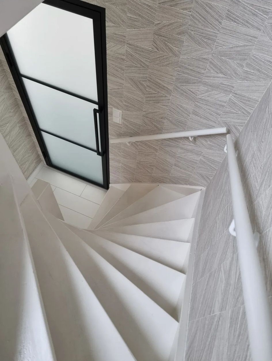 Hoe voorkom je strepen en druipers bij het verven van een trapleuning?