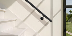 Hoe behandel je een trapleuning tegen slijtage op drukbelopen plekken?