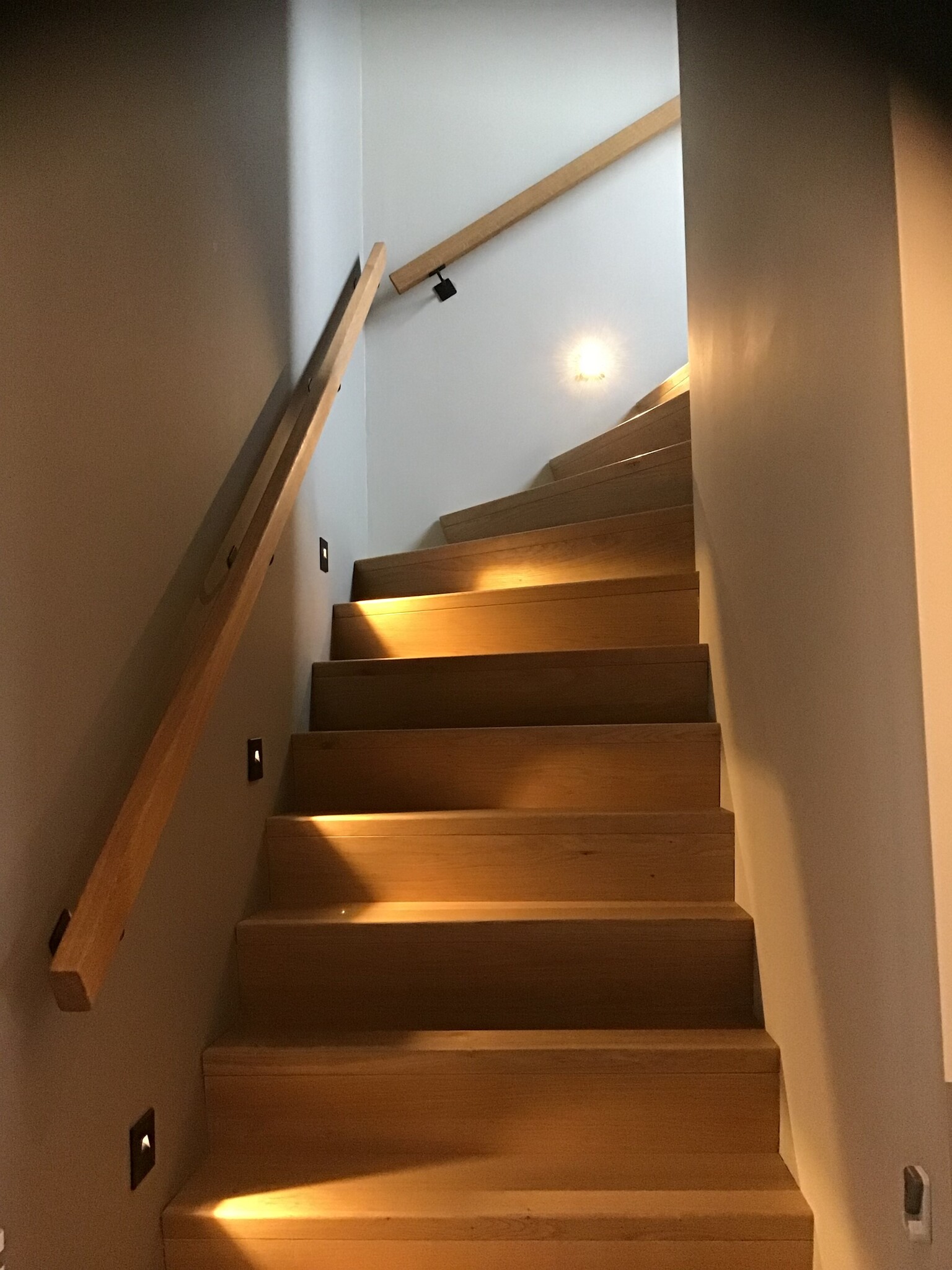 Hoe combineer je verlichting subtiel met een trapleuning voor extra veiligheid?