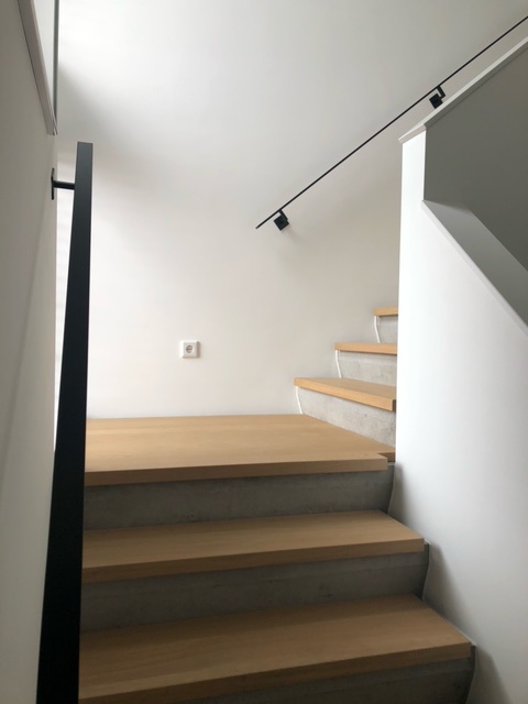 Zwarte trapleuningen van hout of staal: de verschillen, voordelen en nadelen 