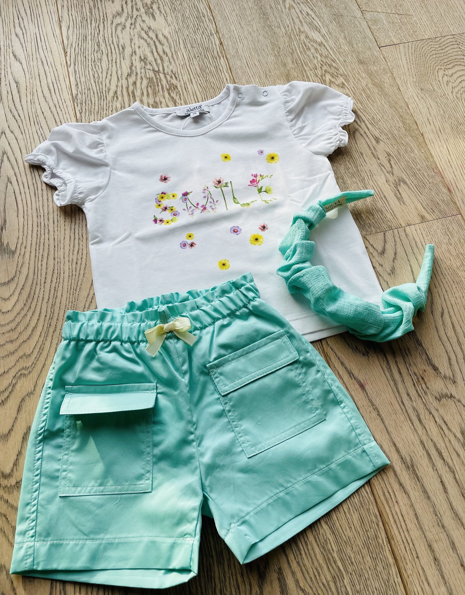Aletta / Mint shortje met strikje