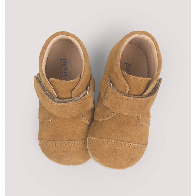 Closed velcro shoe amber suede