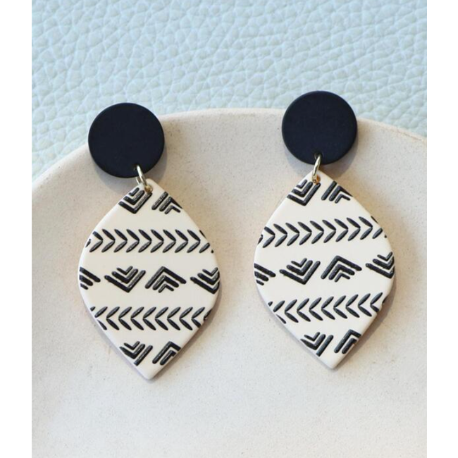 Clay Boho Leaf Oorbellen - Beige/Zwart | Oorhangers | Polymeer Klei / Bijoux